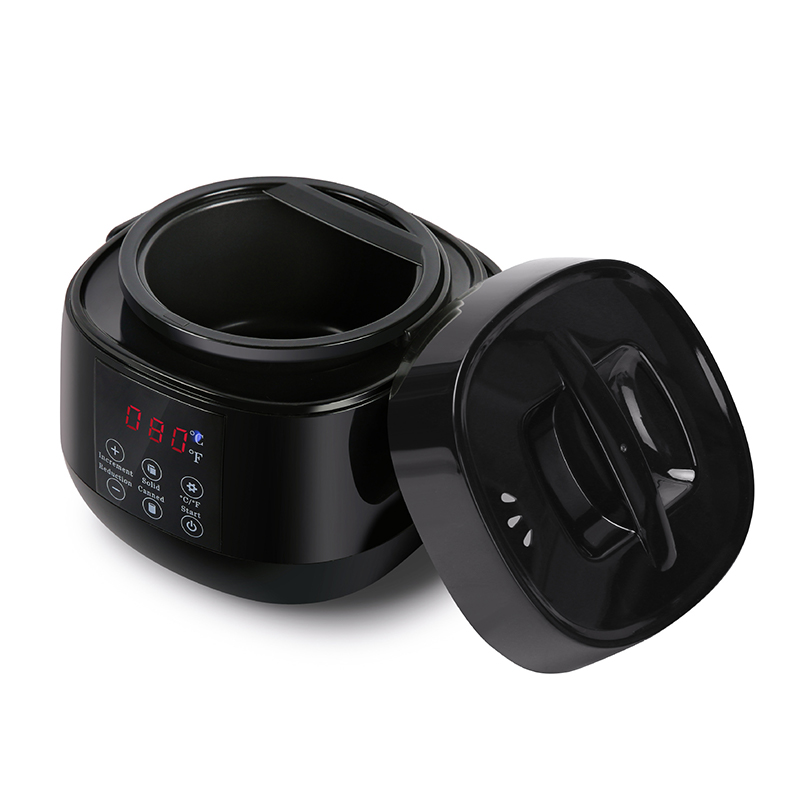 Pieni vahansulatusastia mustalla kahvalla